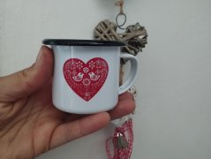 Plecháček malý Folkorní srdíčko červené černý lem