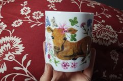 Porcelánový hrnek kráva telátko v pelíšku