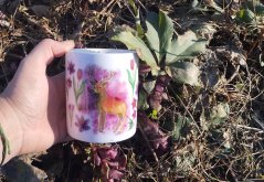 Porcelánový hrnek Jelen rozkvetlý fialový