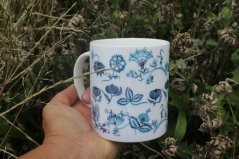 Porcelánový hrnek  Cibulové motivy