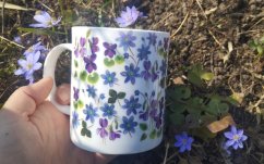 Porcelánový hrnek Fialky a podléšky