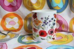 Porcelánový hrnek Letní kvítí a motýli