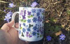 Porcelánový hrnek Fialky a podléšky