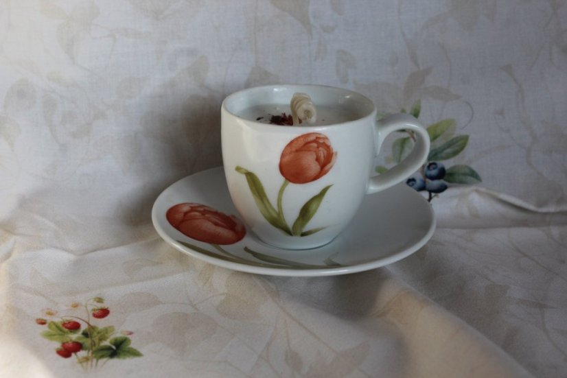 Svíčka v šálku tulipány